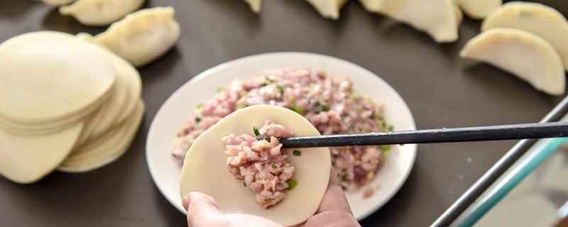 饺子皮是用什么粉做的(普通面粉可以做饺子皮吗)