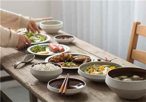 夏天晚饭吃什么比较好(夏天晚饭吃什么比较好简单一点的)