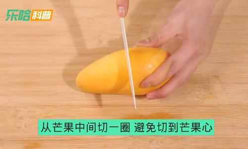 芒果怎么切,芒果切法大全图解,切芒果的方法图(创意芒果切法材料芒果、砧板、黑芝麻步骤)