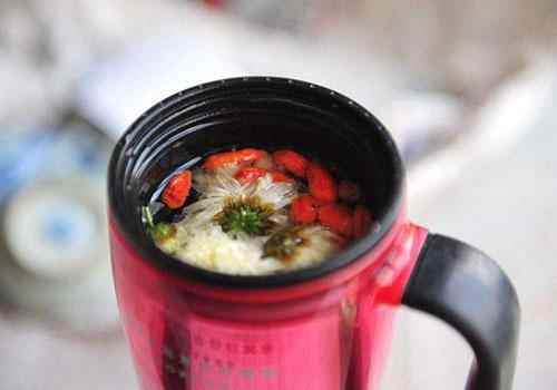 枸杞可以和菊花一起泡茶吗(枸杞和菊花一起泡茶可以吗)