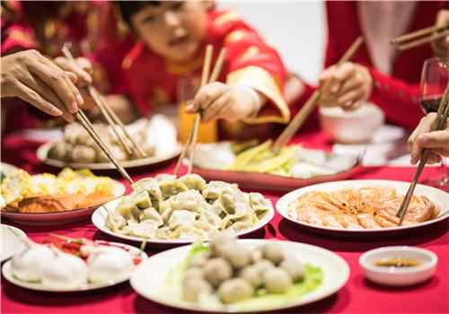 春节为什么吃年夜饭(春节为什么吃年夜饭有什么习俗)