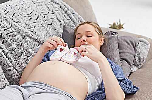 孕晚期胎动频繁正常吗(孕晚期胎动