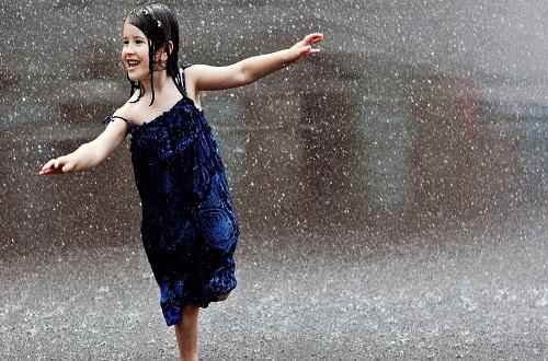 下雨天散步好吗(有益呼吸畅通下雨天空气)