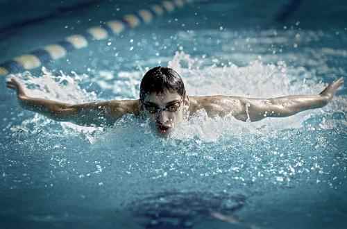 游泳可以锻炼哪些肌肉(自由泳锻炼肌肉的原理)
