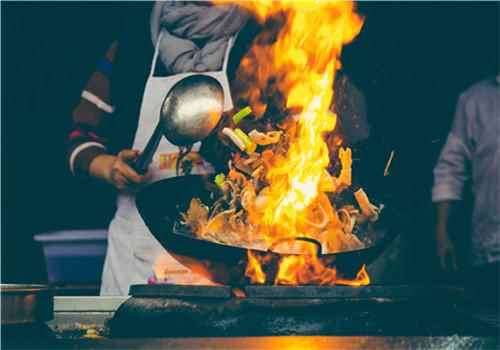 炒菜什么时候放盐(炒菜前加盐如果用猪油、鸡油、未达到精选)