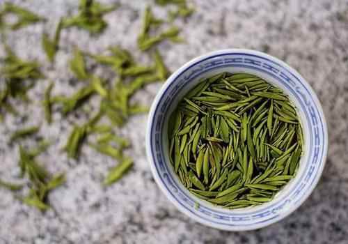 夏天喝红茶好还是绿茶好(夏天喝红