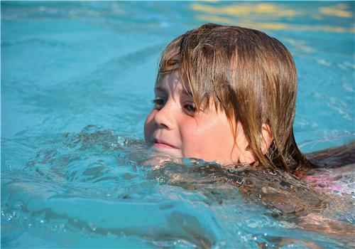 自由泳耳朵容易进水(自由泳耳朵为什么会进水)