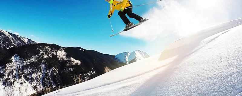 双板滑雪怎么减速(初次滑雪怎么掌握要领在雪地上的站立姿势)