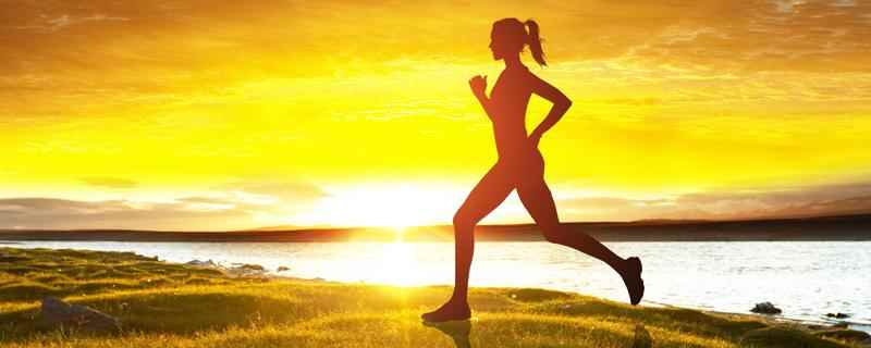 一天跑5公里一个月能瘦多少(一天跑5公里一个月能瘦多少斤)