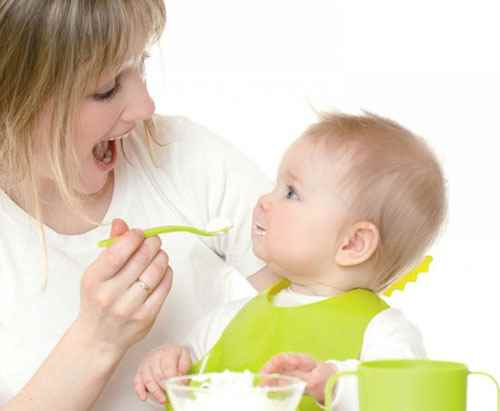 多大的宝宝可以喝酸奶(宝宝过早喂食酸奶的危害)